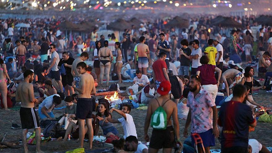 Aglomeración de personas en la Malva-rosa la noche de San Juan.