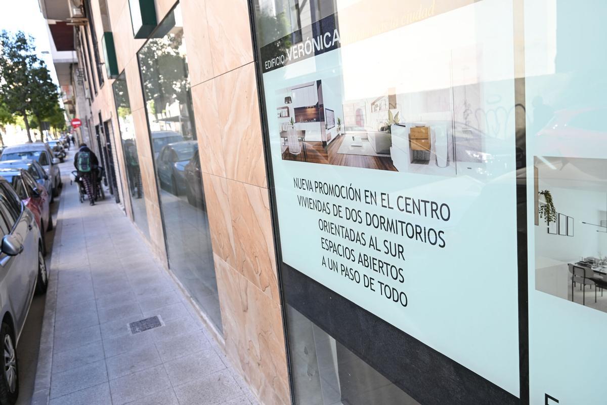 Antiguos locales comerciales reconvertidos en viviendas de alquiler, en Elche (Alicante).