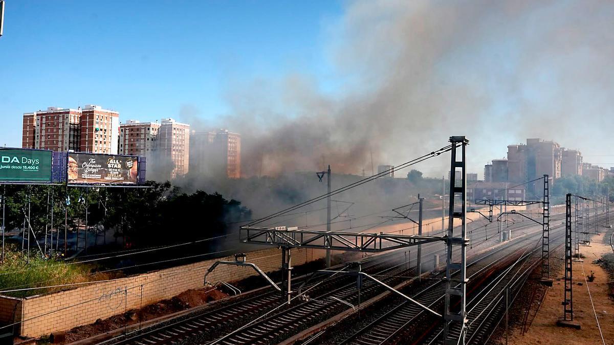 Imagen del humo provocado por el fuego.