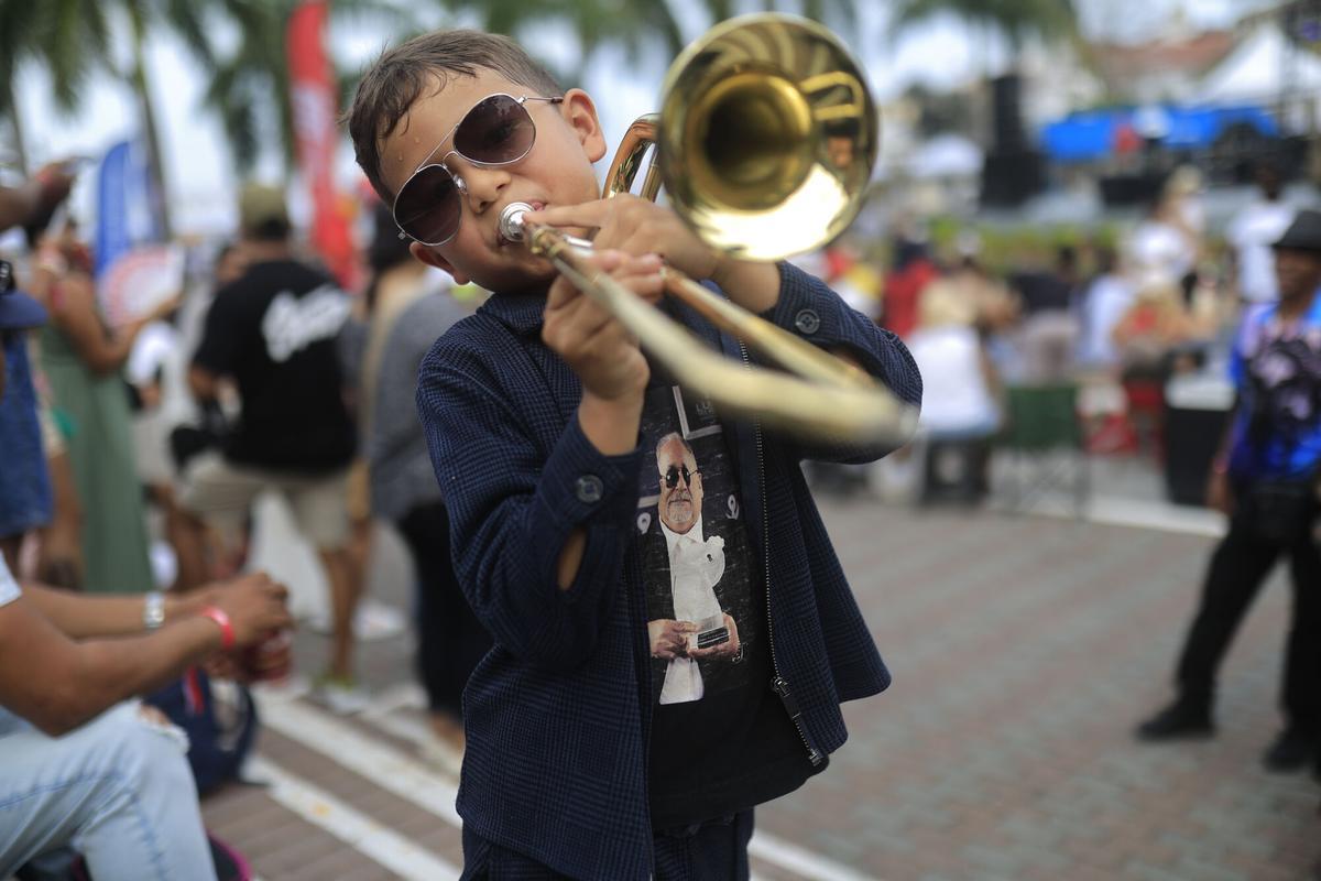 Martin Fernández Arboleda toca el trombón durante un tributo al fallecido músico estadounidense Willie Colón este domingo, en Ciudad de Panamá (Panamá).
