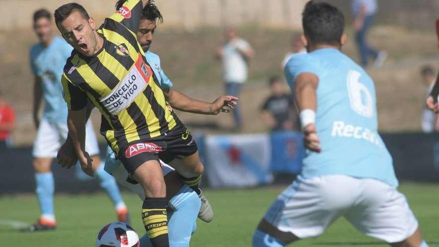 Iban Salvador, del Celta B, y Carlos Pereira, del Rápido de Bouzas, en el partido de ida. // Eugenio Álvarez