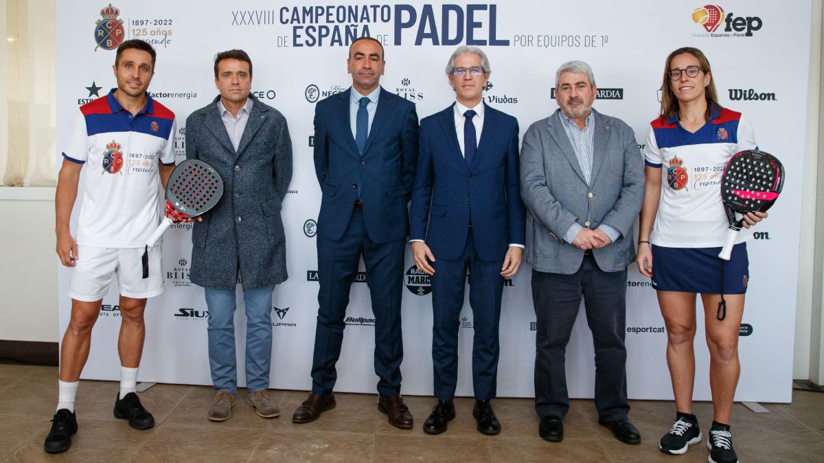 Los jugadores y las autoridades en la presentación del Campeonato de España por equipos de 1ª