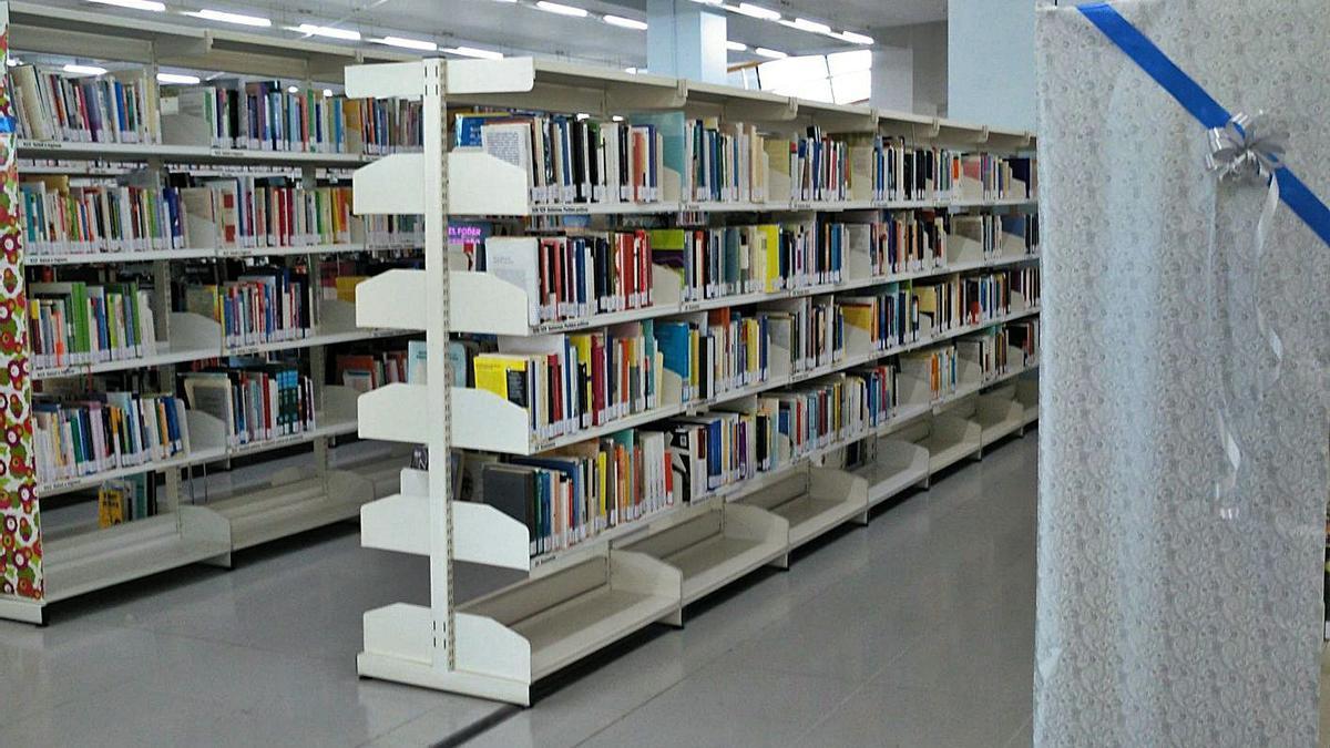 Un pasillo de la Biblioteca Regional de Murcia. | L.O.