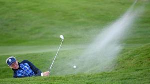 Suzann Pettersen de Europa juega su primer búnker en la octava calle el primer día del torneo de golf de la Copa Solheim en el Hotel Gleneagles en Gleneagles, Escocia.