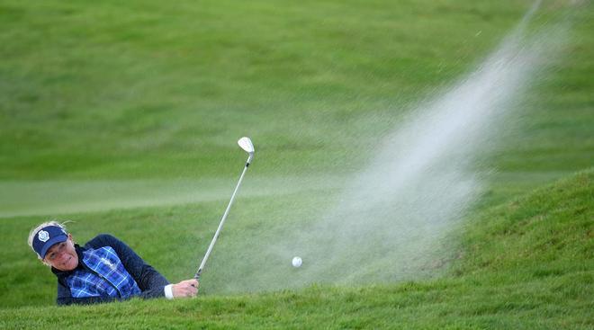 Suzann Pettersen de Europa juega su primer búnker en la octava calle el primer día del torneo de golf de la Copa Solheim en el Hotel Gleneagles en Gleneagles, Escocia.