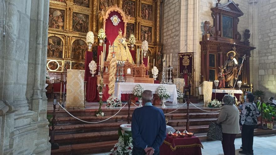 Víctor Manuel Manjón-Cabeza firma el cartel del 75 aniversario de la coronación de la Virgen de Araceli de Lucena