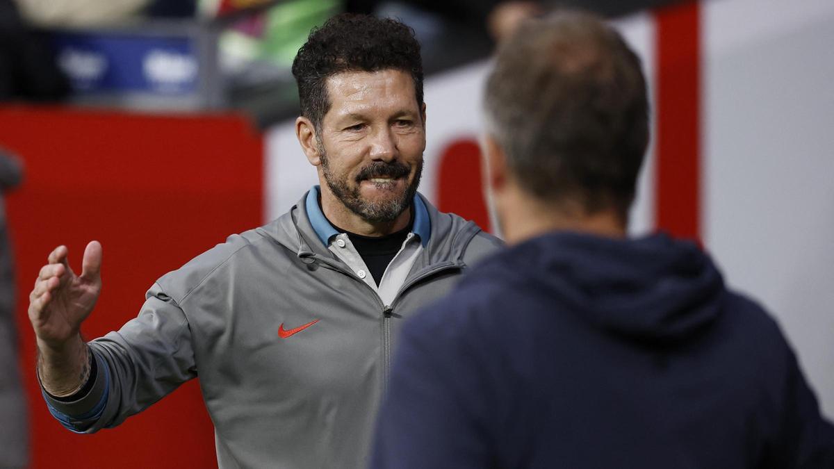 Simeone, el entrenador del Atlético, se dispone a abrazarse con su colega del Barça, Hansi Flick, en el Metropolitano.