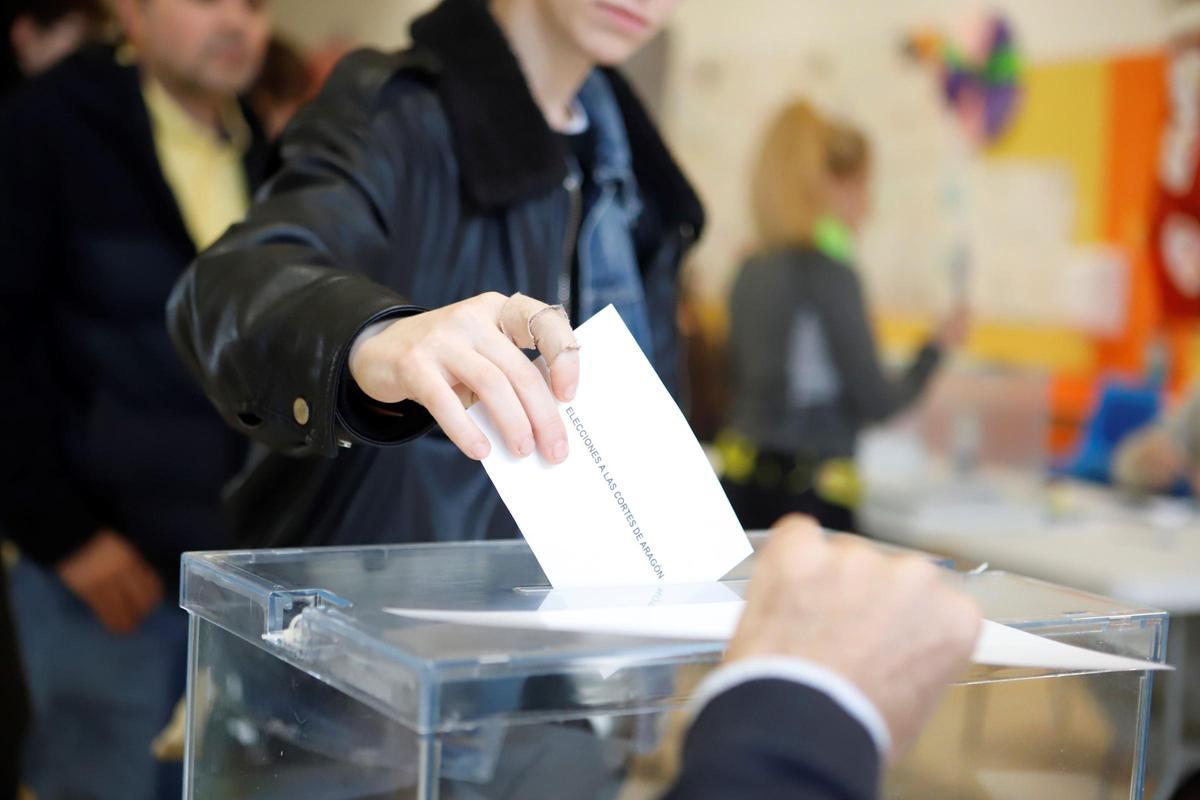 Una joven deposita su voto en un colegio electoral de Zaragoza, el pasado 8F.
