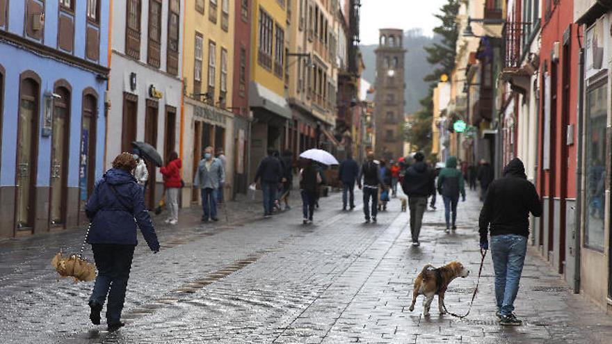 Paseantes en La Laguna el martes 12 de mayo de 2020.