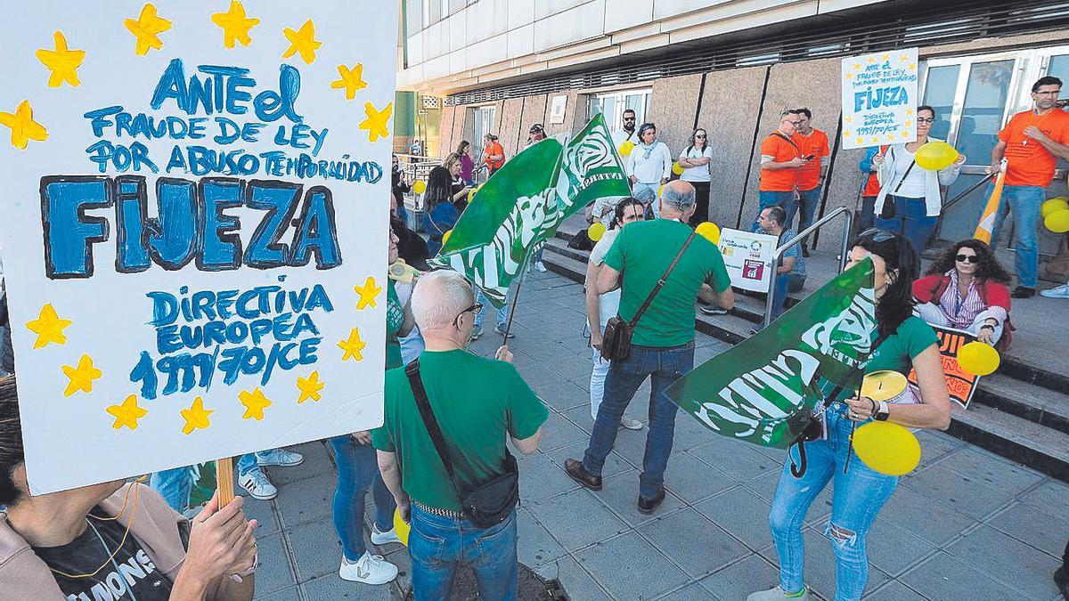 Protesta de personal interino ante la Consejería de Educación en la capital grancanaria.