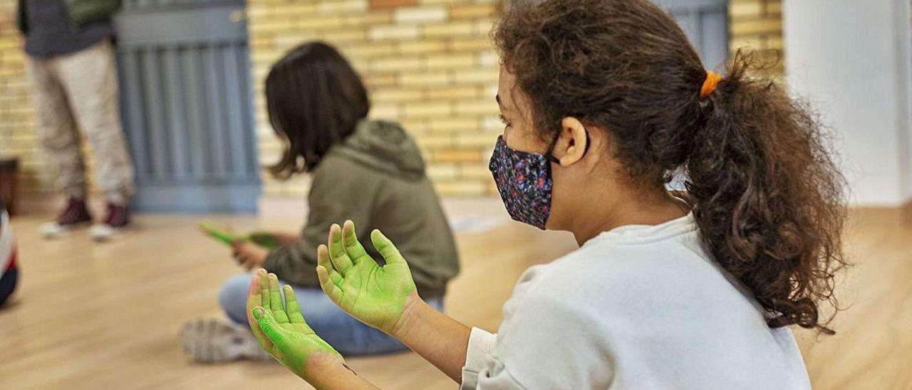 Escolares del CEIP Manuel Sueiro recibieron ayer formación preventiva sobre el Covid.