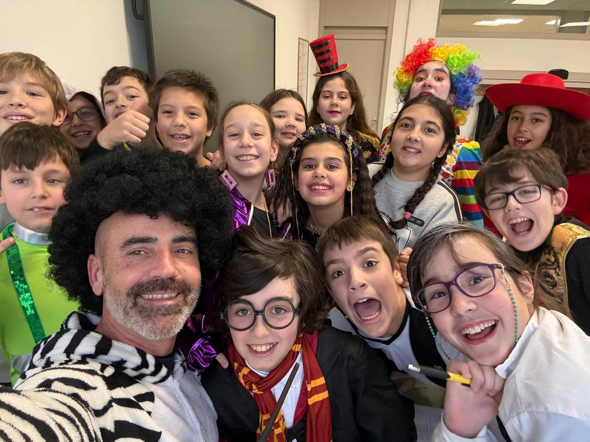 Nacho Maceda y sus alumnos del CEIP Plurilingüe Pintor Laxeiro.