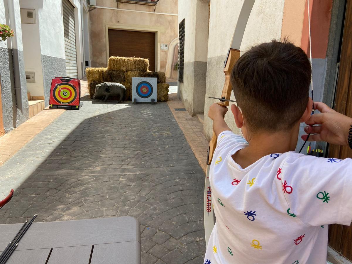 Tiro con arco, introducción a la cetrería, simulador de tiro y otras actividades y manualidades son las que se realizan a través de diferentes talleres