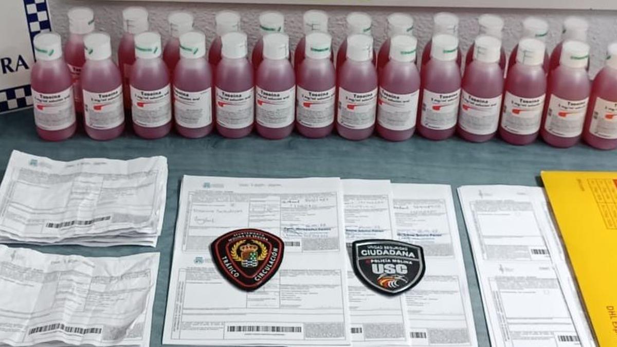 Documentación y botellas que decomisó la Policía Local de Molina de Segura.