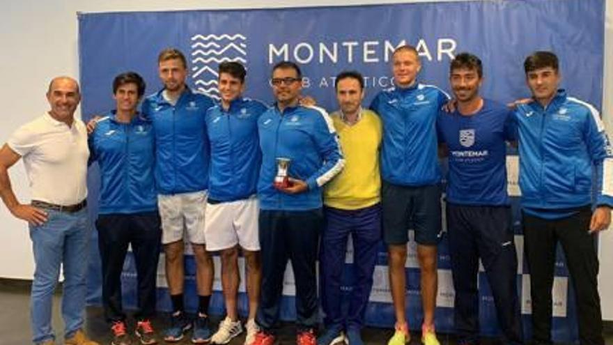 El equipo del CA Montemar posa ayer con su trofeo de campeón.