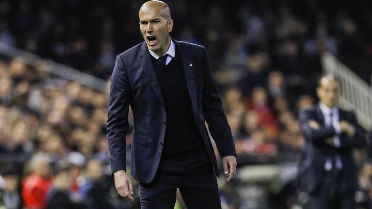 Zinedine Zidane grita durante el partido de Mestalla