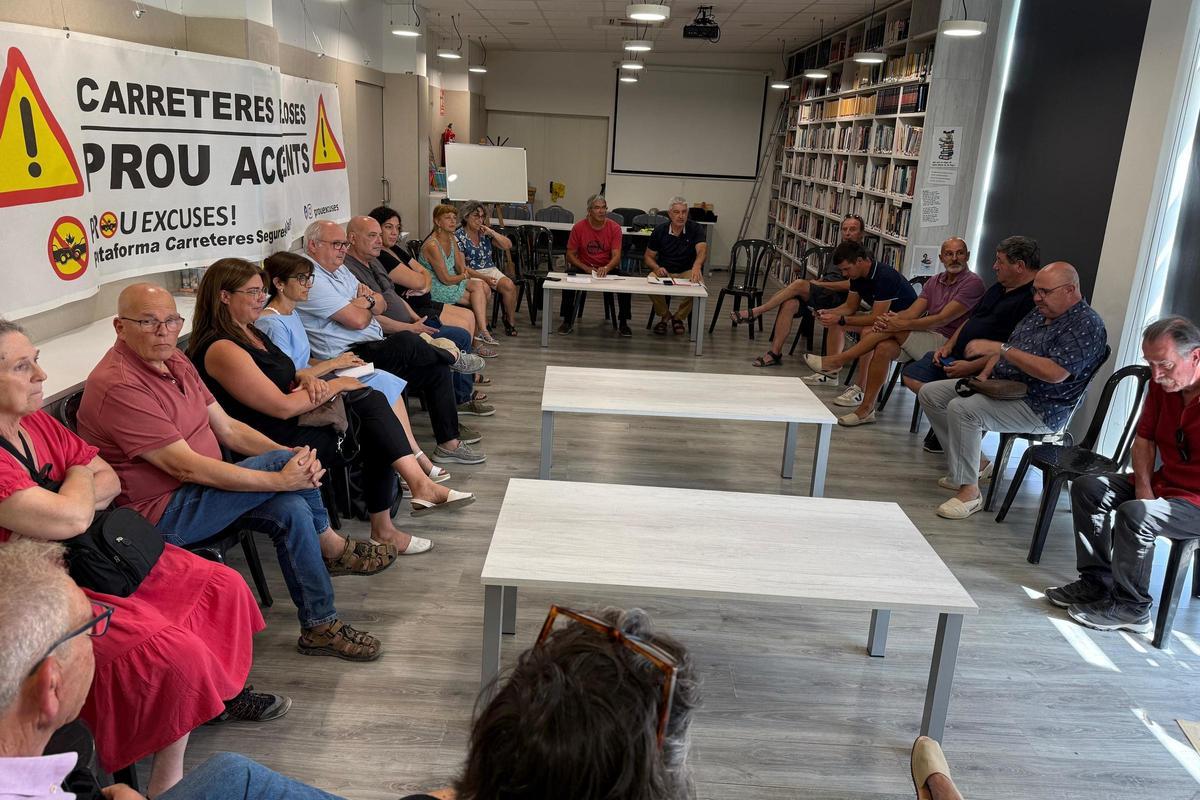 Un instant de la reunió entre alcaldes i membres de la plataforma