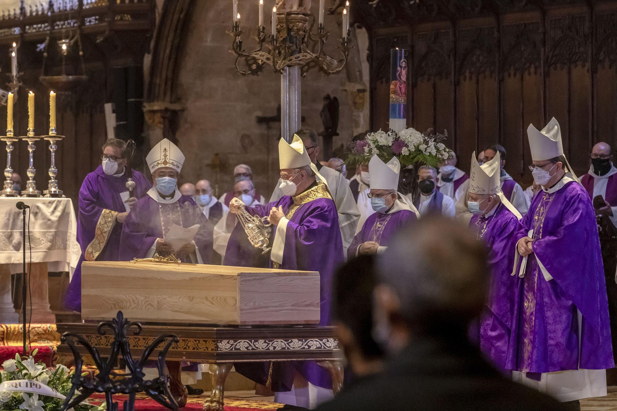 Mas de 1.200 personas abarrotan la seu para dar el último adiós al obispo Toni Vadell