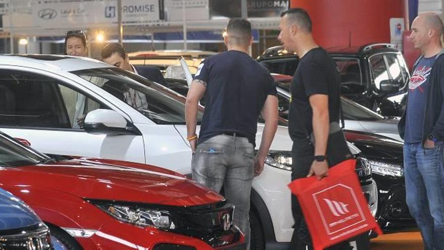 Visitantes en las ferias del motor de IFA, ayer.