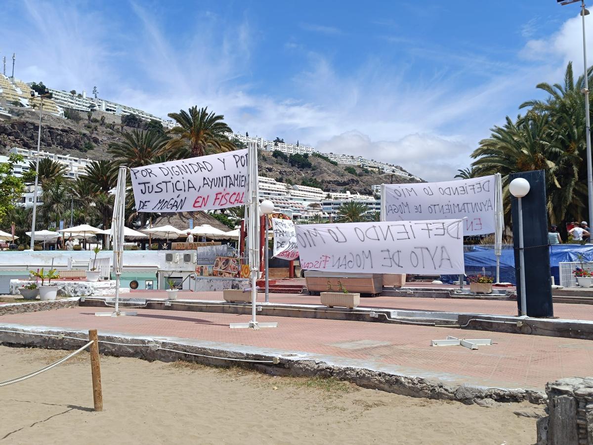 El hostelero ha puesto pancartas delante de su negocio en protesta por el cierre.