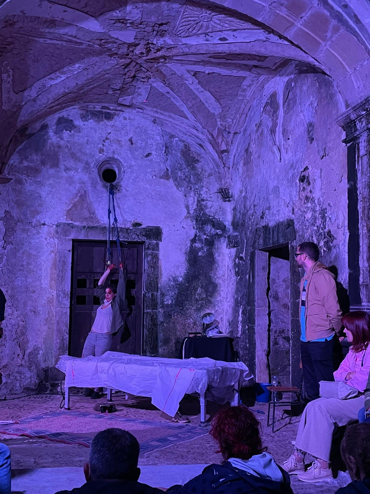 En imágenes: Así fue "Redención", la primera función de teatro inmersivo que se celebra en el monasterio de Cornellana