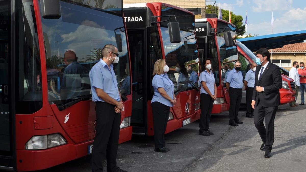 El alcalde agradece a los trabajadores del transporte público de Alicante su trabajo durante la pandemia.