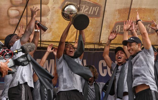 Los jugadores del equipo ecuatoriano Independiente del Valle celebran con los seguidores durante un evento de bienvenida en Quito, un día después de ganar el torneo Copa Sudamericana en la final en Asunción.