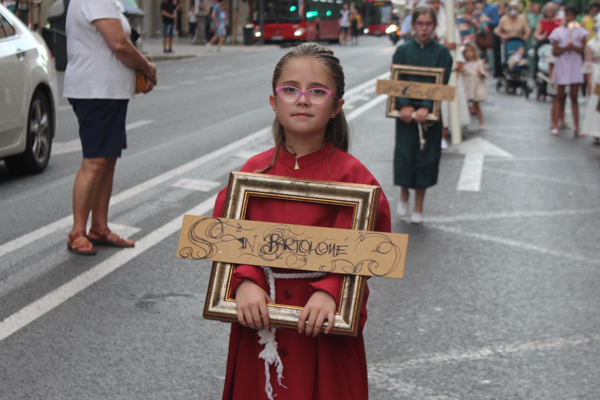 La calle San Vicente acoge la procesión "dels Xiquets" con tres generaciones falleras