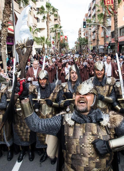 Los bailes y los trajes de los componentes de las comparsas llenaron la calle Alicante y la avenida Ancha de Castelar de colorido y originalidad.