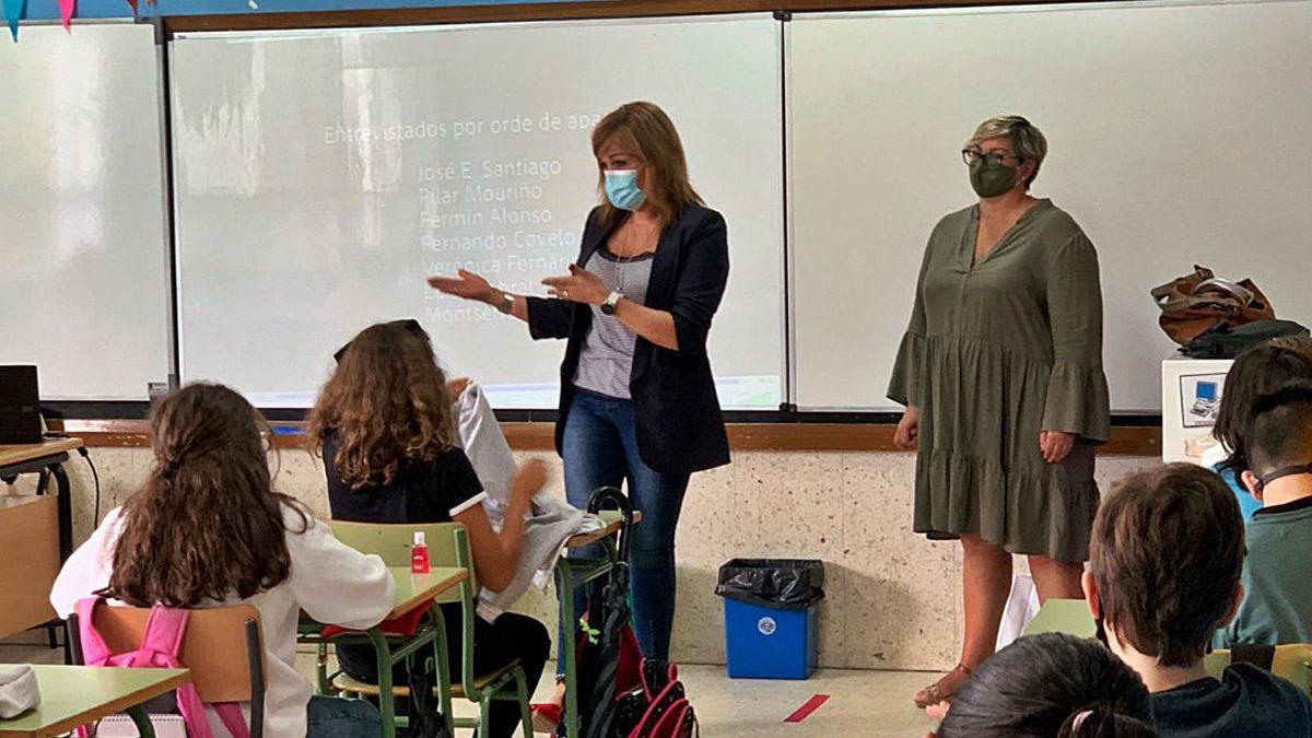 La alcaldesa Digna Rivas y la edil de Educación Olga Gª Ballesteros, ayer en el CEIP de Laredo (Chapela).