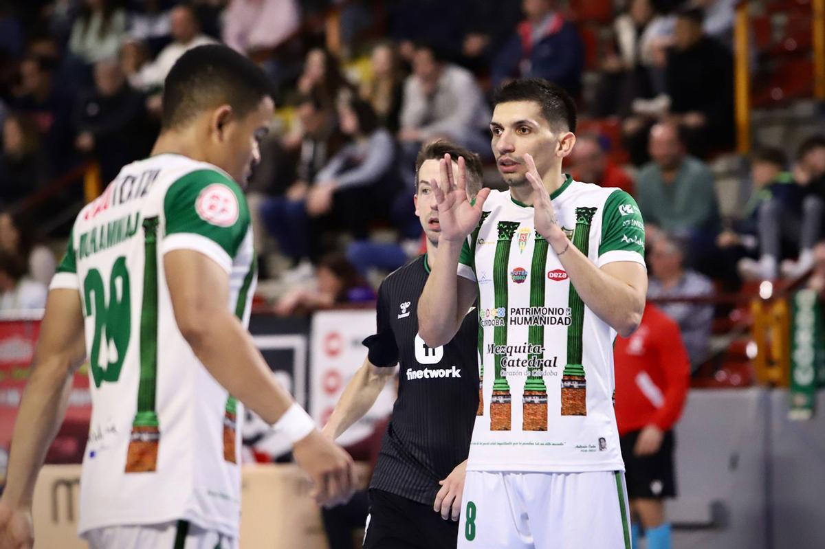 Arnaldo Báez durante un lance del pasado choque ante el Real Betis Futsal.