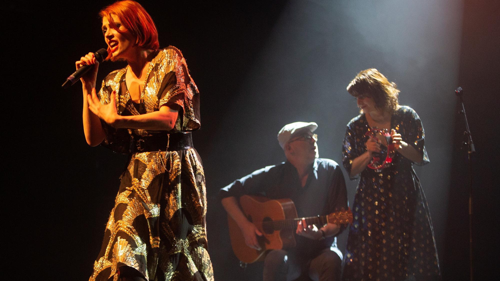 Actuación de Nouvelle Vague en la sala Barts.