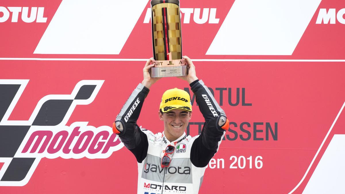 Francesco Bagnaia celebra su victoria en Moto3, en el circuito de Assen.
