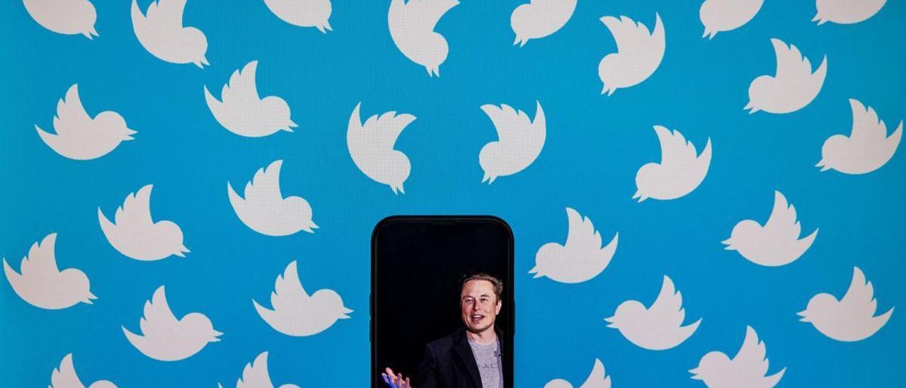 Imagen de un teléfono con Elon MUsk en su pantalla.