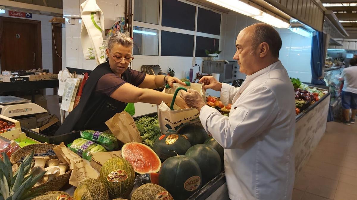 Miguel Barrera recoge productos de proximidad del Mercado Municipal de Onda.