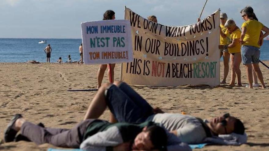 Una de las pancartas exhibidas por los manifestantes. // Reuters