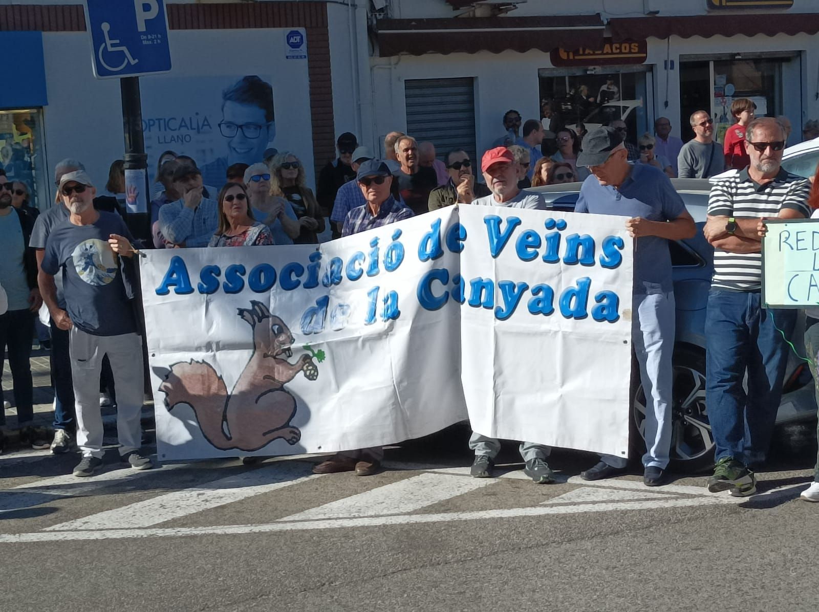 Manifestación por unas aceras accesibles en La Canyada