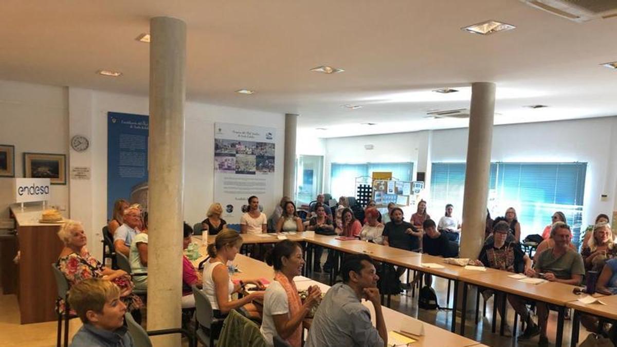 Santa Eularia pone en marcha una nueva edicion de los cursos de castellano para residentes europeos.