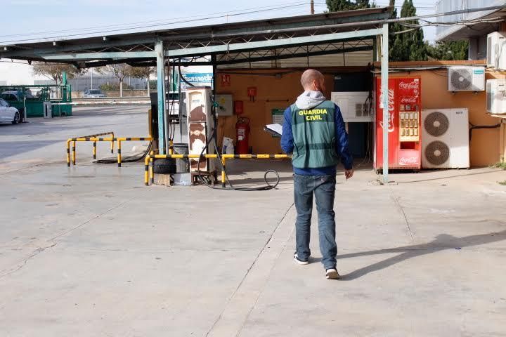 Desmantelan un aparcamiento clandestino de 750 coches y seis talleres ilegales junto al Aeropuerto de Palma