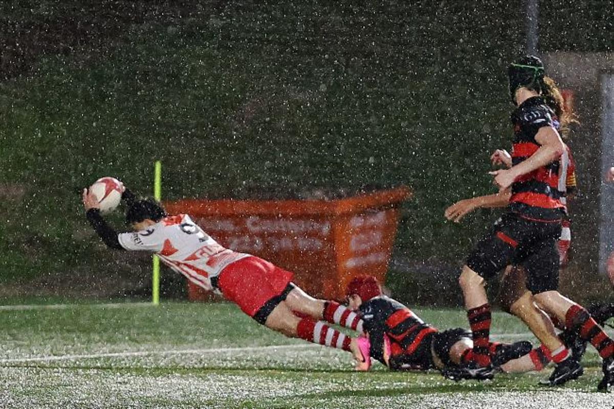 Un jugador de l'equip sub-18 completant un assaig sota la pluja