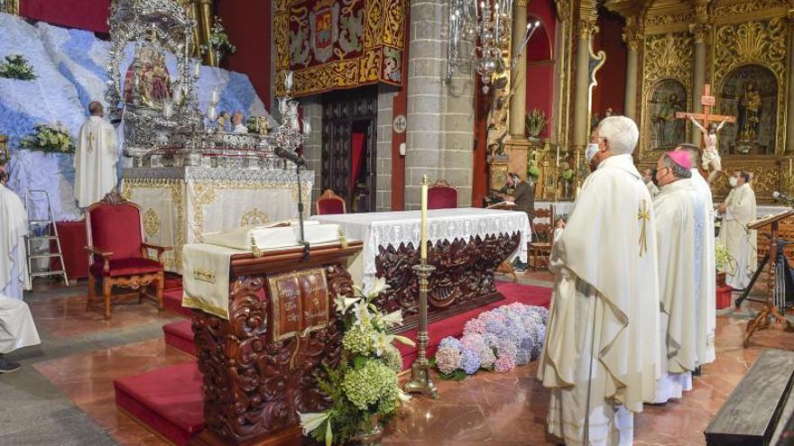 La Virgen del Pino baja del camarín