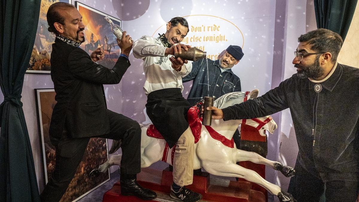 El barman Jordi Baqués, el cocinero José Manuel Carballido y los hermanos Majid y Mani Alam.