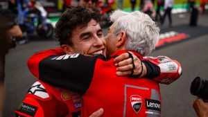 Gigi DallIgna, el hombre que fichó a Marc Márquez para Ducati, felicita a su piloto, en Assen.