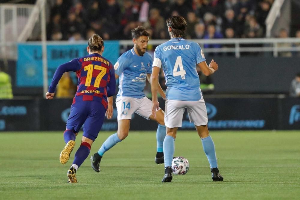 El centrocampista del Ibiza Miguel Núñez (c) controla el balón ante el delantero francés del Barcelona Antoine Griezmann (i)
