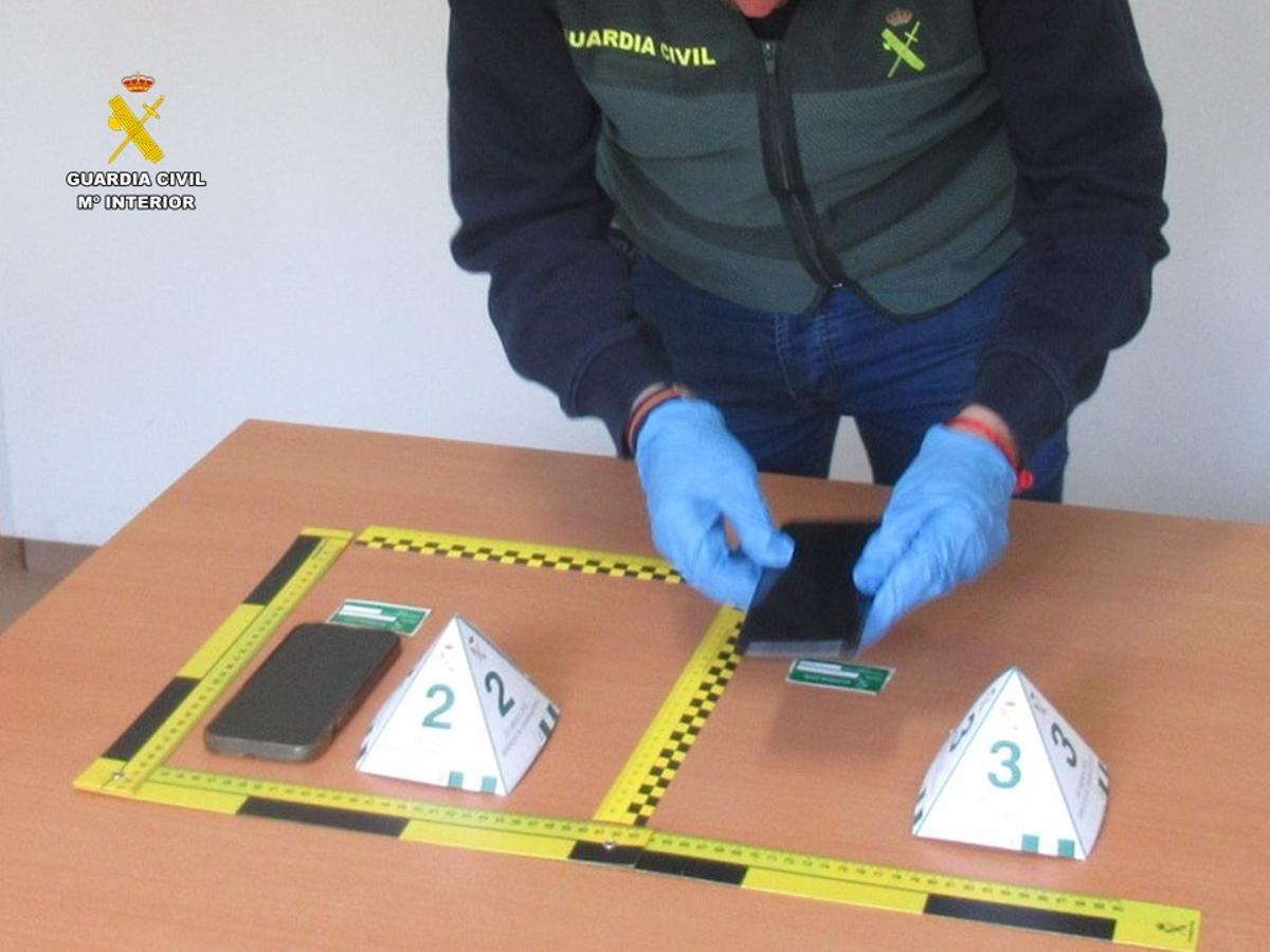 Móviles recuperados por la Guardia Civil.