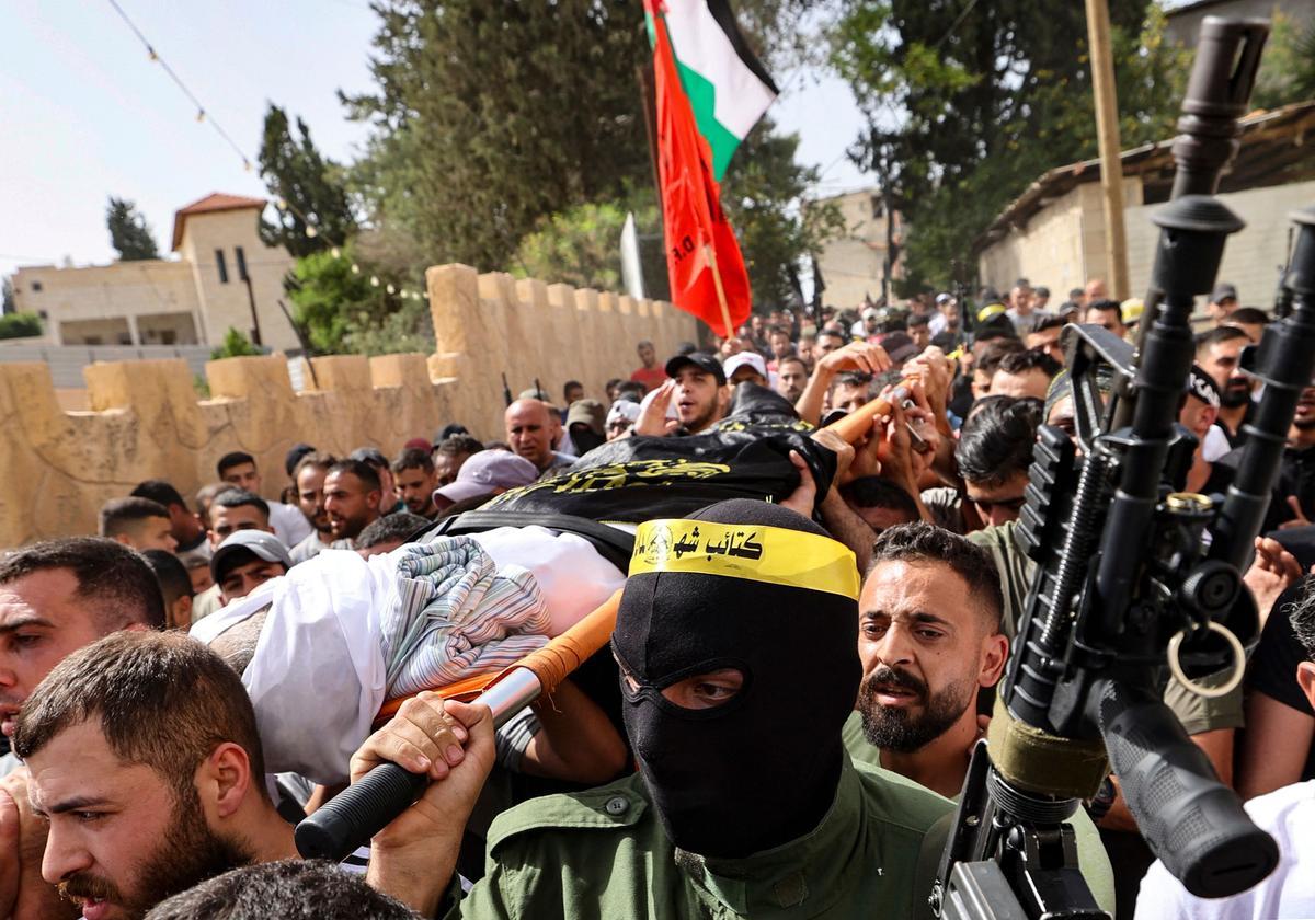 Un grupo de palestinos, algunos de ellos armados, portan el cuerpo de Samih Amarneh, fallecido por las heridas causadas durante los choque con las fuerzas de seguridad israelís en la población de Yaabad, cerca de Yenín. Un grupo de palestinos, algunos de ellos armados, portan el cuerpo de Samih Amarneh, fallecido por las heridas causadas durante los choque con las fuerzas de seguridad israelís en la población de Yaabad, cerca de Yenín.