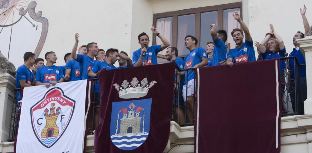 El Ontinyent CF celebra el ascenso con su afición