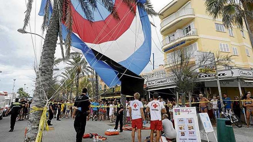 Dotaciones sanitarias atienden a las mujeres que se estrellaron contra una palmera en 2011 en s´Arenal.