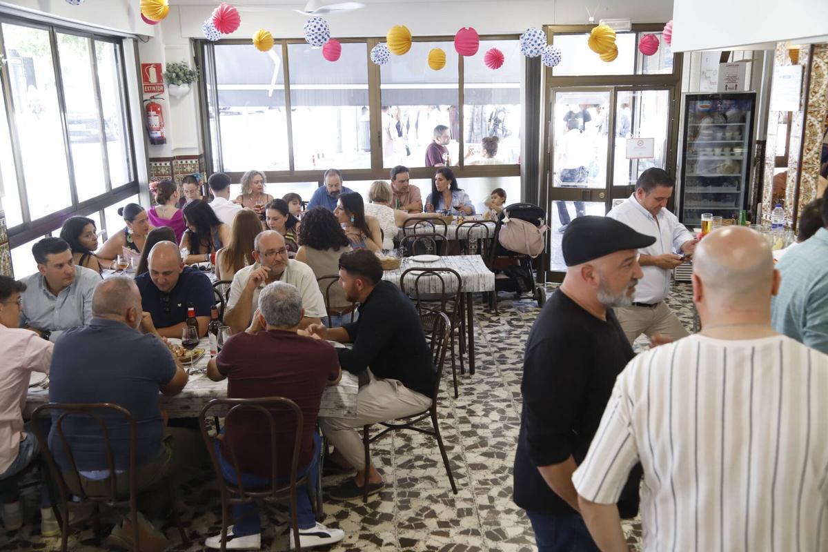 La actividad festiva impulsa las comidas en la Ribera y en los negocios próximos al recinto ferial, que también se benefician del ambiente de estos días