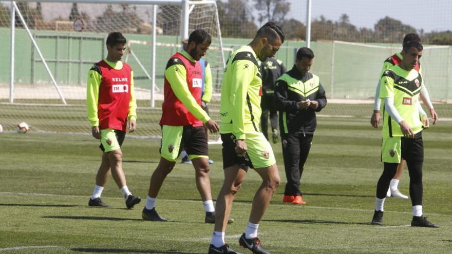 Los jugadores del Elche, durante el entrenamiento de este miércoles